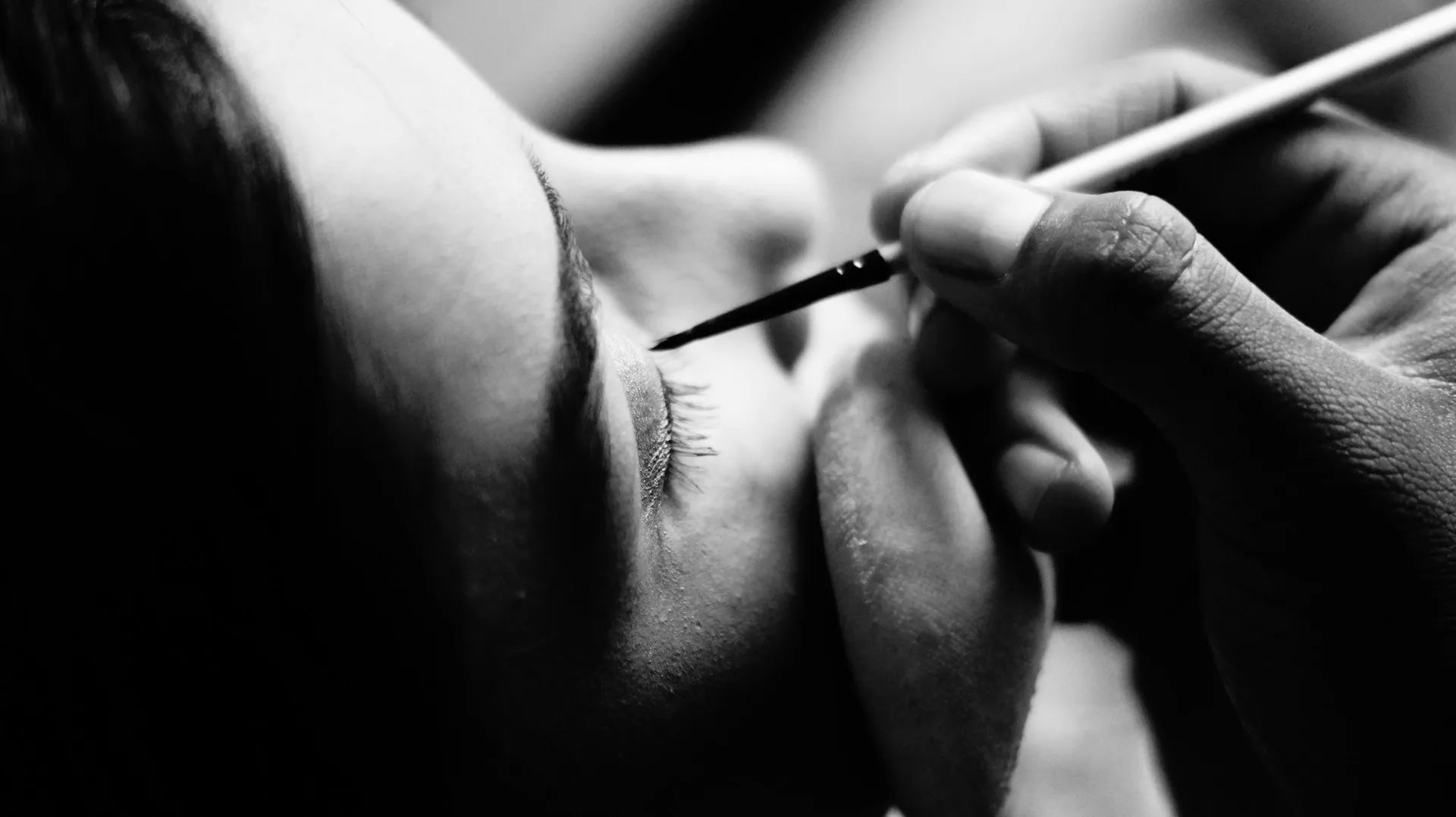 Die Geschichte des Wimpern-Make-ups  wie Trends  Qualash