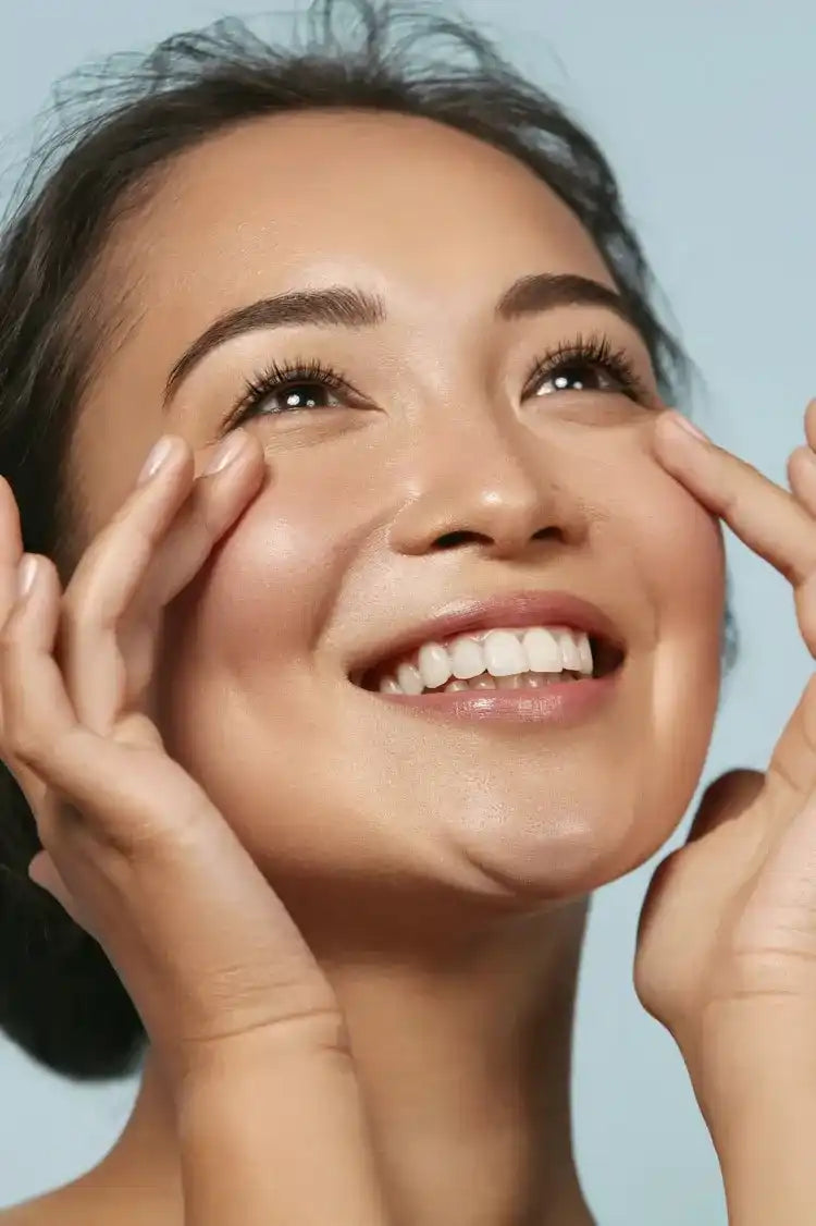 Smiling woman with long lashes showing natural beauty – QUALASH