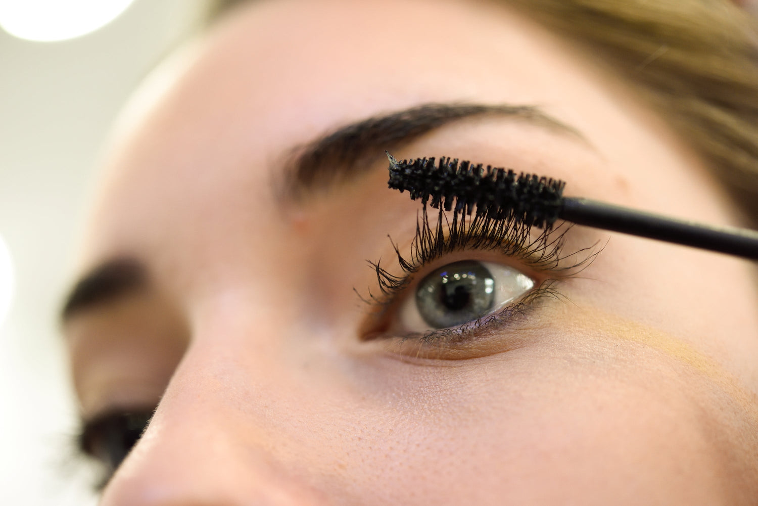 Why Does Mascara Flake, Smudge, and Transfer? Eyelid Sebum Chemistry & Peptide Mascara Technology