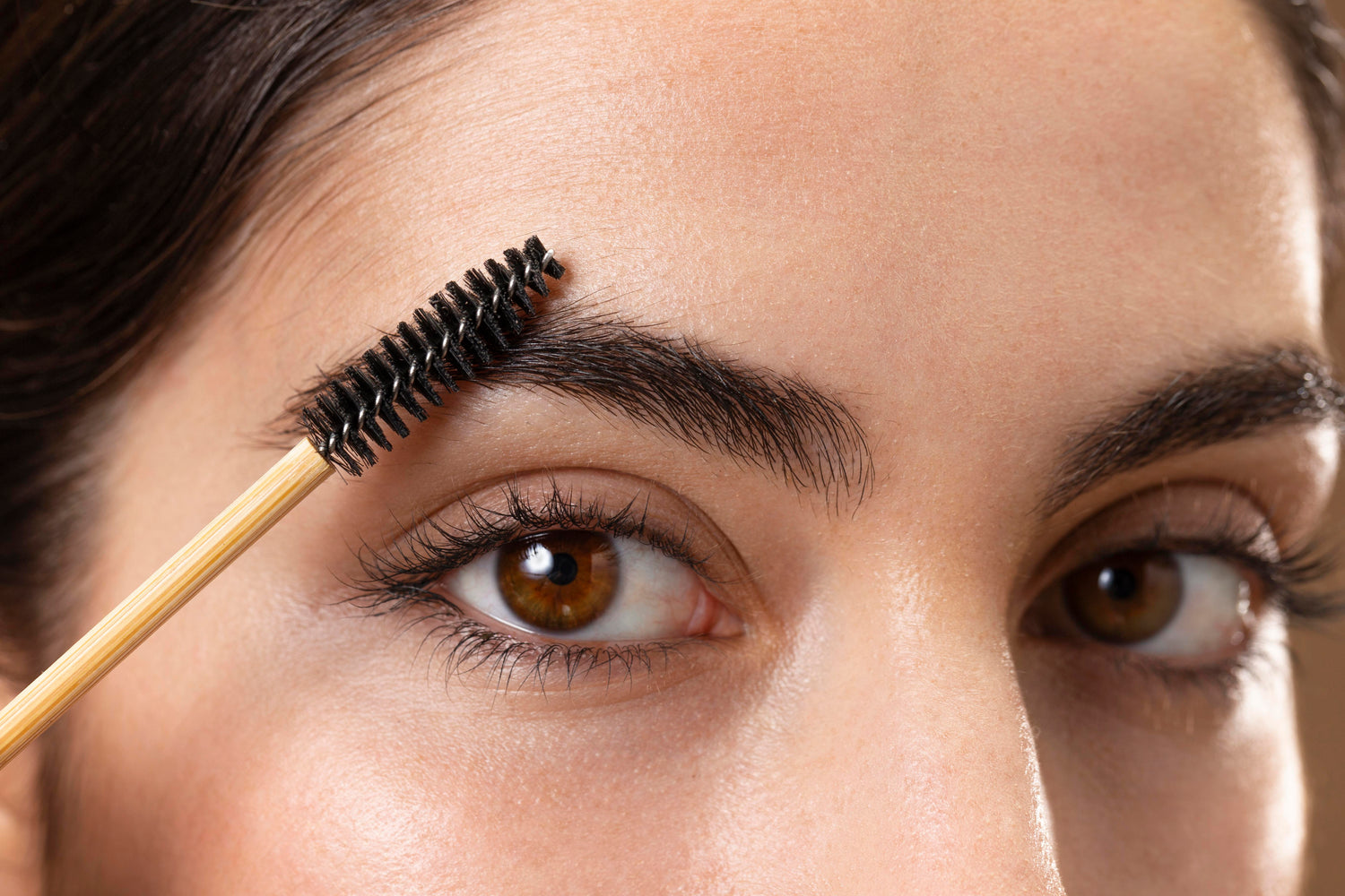 Brow Gel vs. Brow Growth Serum: When to Style and When to Regrow with QUABROW
