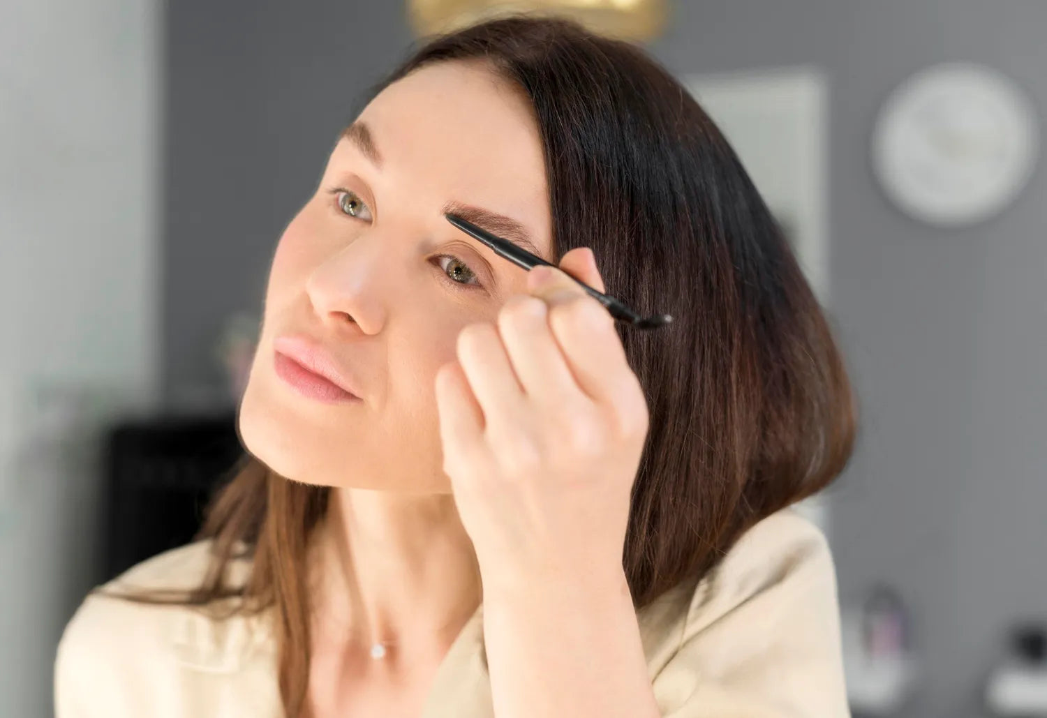 Eyebrow care – home methods for nourishing and styling brows.